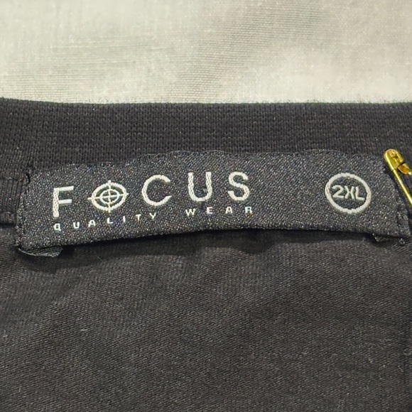 Focus Black Short-sleeve Crewneck T-Shirt with Red Heart and Dove Design 2X NWT - Picture 4 of 11